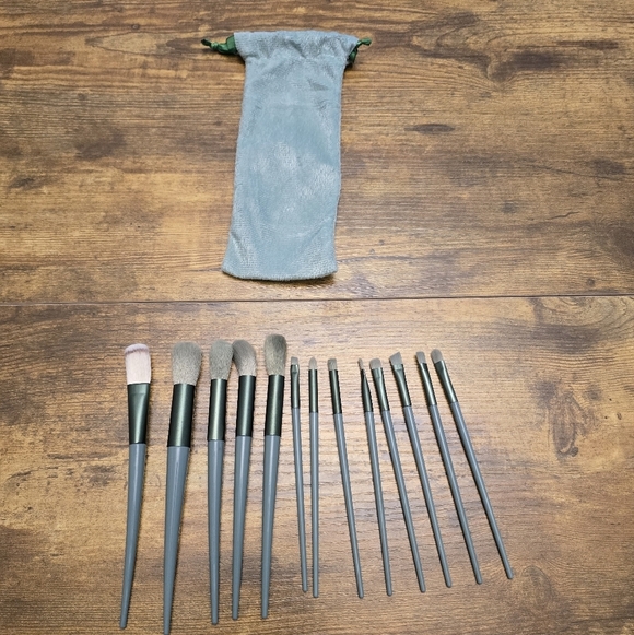 New 13 Piece Green Makeup Brush Set with Pouch - Picture 2 of 7